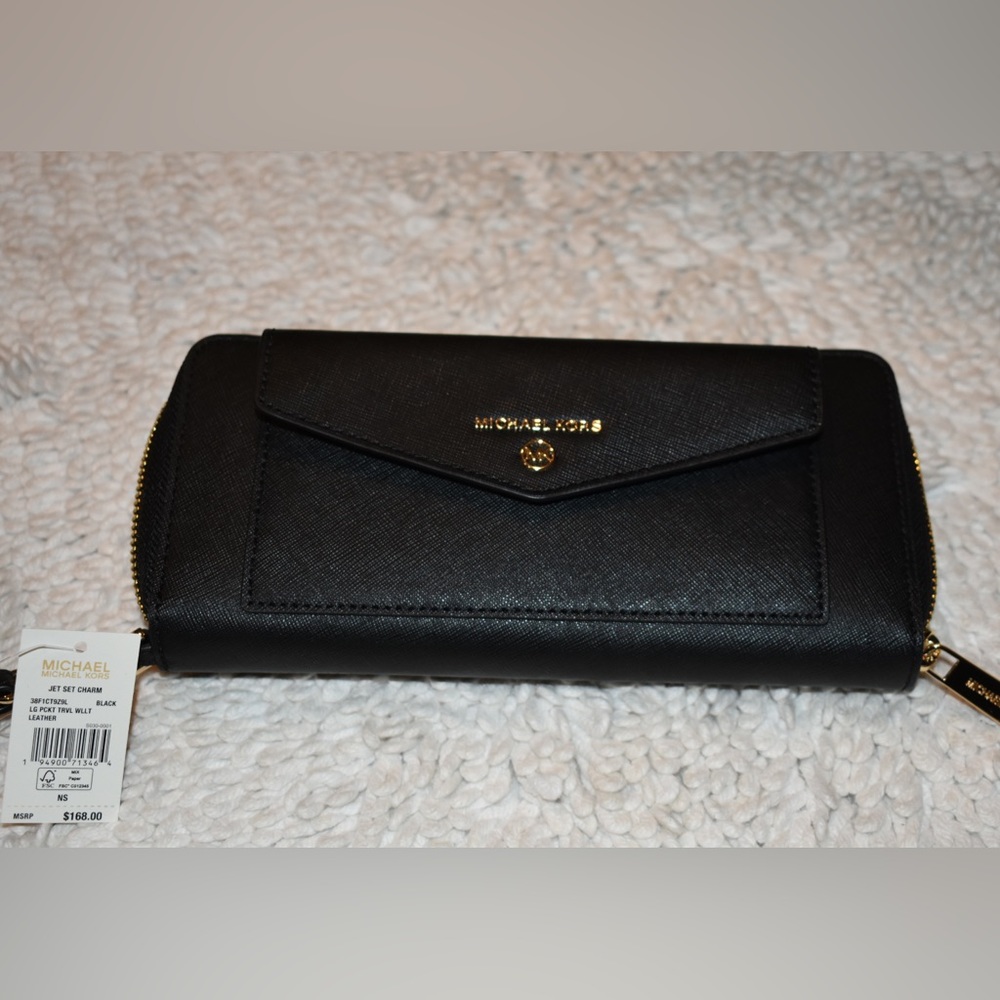 Cute black Michael kors has tons of space to store cards